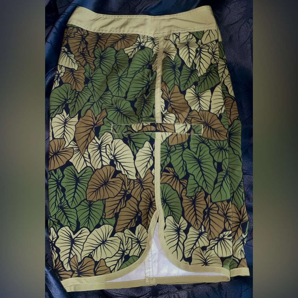 HI Board Shorts With A Drawstring Waist And Scalloped Hem, Side Pocket Sz. 30